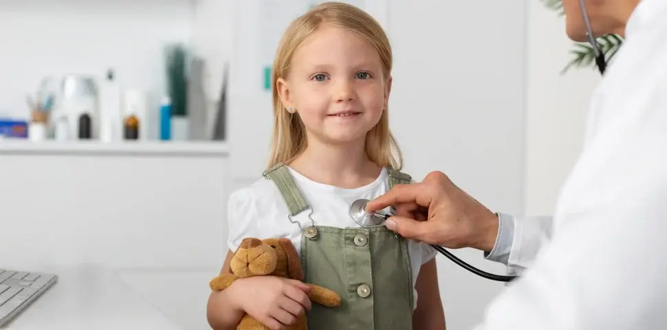 kleines Kind beim Arzt